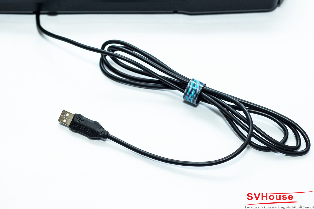 Phần cuối của chiếc bàn phím là sợi cable dài 1.8m khá chắc chắn với đầu cắm USB quen thuộc của Roccat. Hãngcũng tinh tế tặng người sử dụng một sợi quấn dây có logo của hãng tăng thêm tính thẩm mỹ cho sản phẩm.