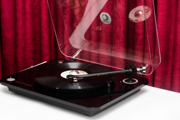 Mâm đĩa than Elipson Omega 100 RIAA BT có chất âm mộc mạc, tự nhiên, tiếng rất trong và sạch, độ chi tiết rất tốt.
